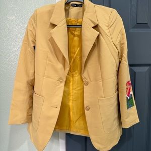 Single button women’s blazer with 2 front pockets and 2 buttons